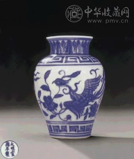 明宣德 青花穿花凤凰纹瓶