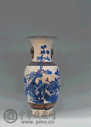 清 青花铁砂狮头双环耳花鸟瓶