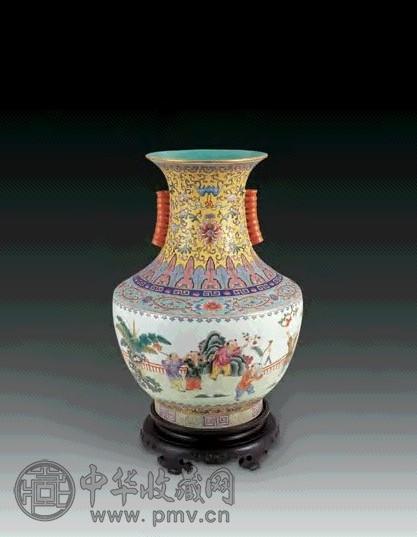 清 黄地粉彩婴戏图贯耳尊