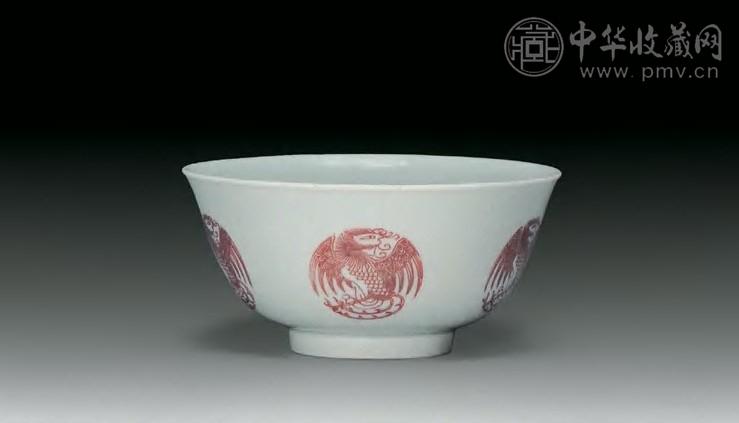 清道光 釉里红团凤纹碗