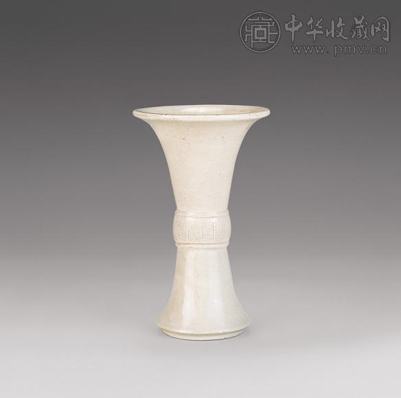 清 白釉花觚