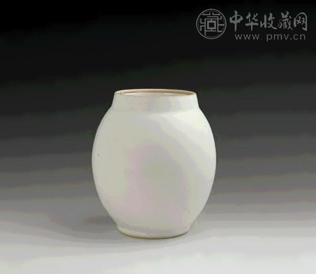 清康熙 白釉暗刻牡丹凤鸟纹罐