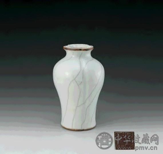 清雍正 仿宋官釉花口瓶