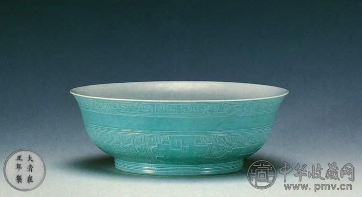 雍正 松石绿釉雕天鸡纹碗