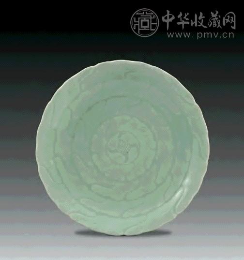 清乾隆 豆青釉刻莲花纹盘