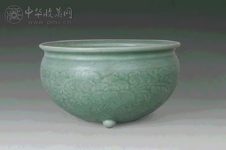 清乾隆 豆青刻缠枝莲炉