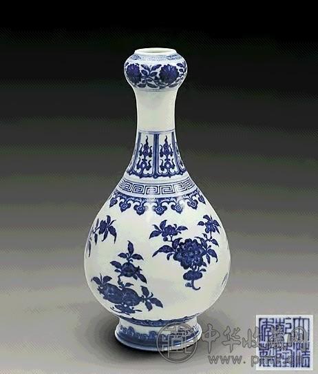 清乾隆 青花蒜头口三果图瓶