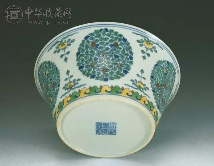 清嘉庆 斗彩团花马蹄碗