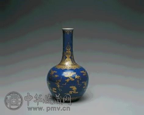 清乾隆 霁蓝釉描金云蝠纹锥把瓶