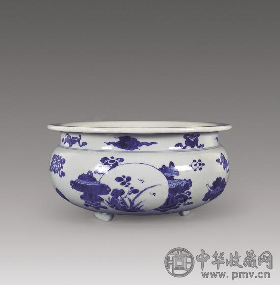 清康熙 青花博古开光花鸟纹三足炉