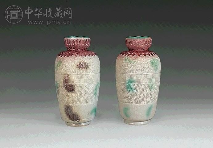清乾隆 雕瓷锦地莲蓬口六孔花插(1对)