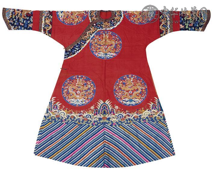 清中期 大红缂丝团龙纹女吉袍服