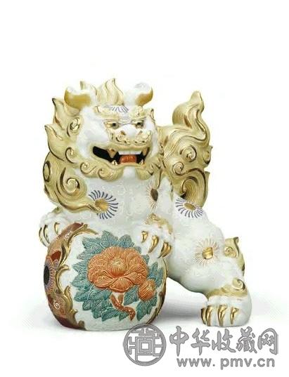 日本昭和初期 粉彩描金狮子滚绣球摆件