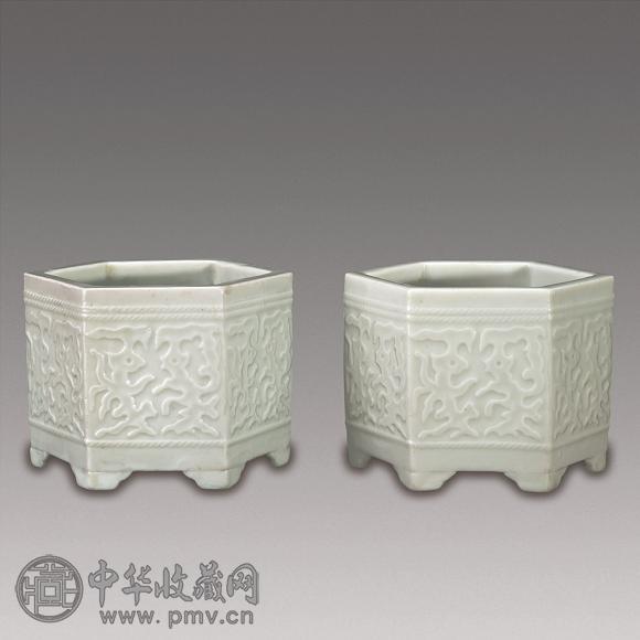 十八世纪 德化刻夔龙纹六角形炉(1对)