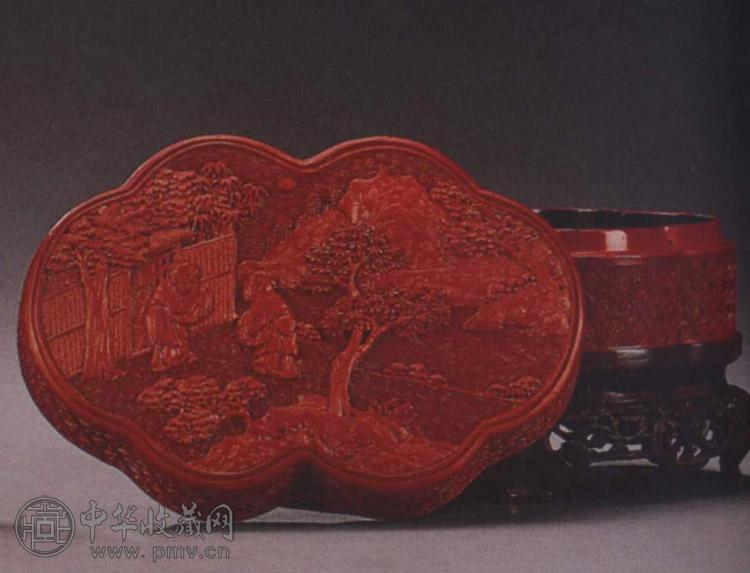 清十八世纪 剔红人物图花瓣口盖盒