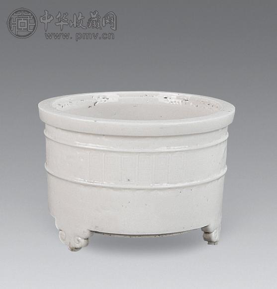清 德化窑暗刻雷纹三足炉