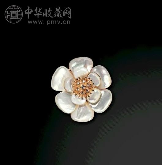 珠贝山茶花胸针