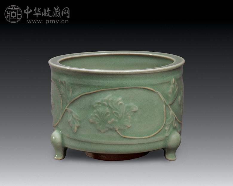 南宋 龙泉缠枝牡丹纹樽式香炉