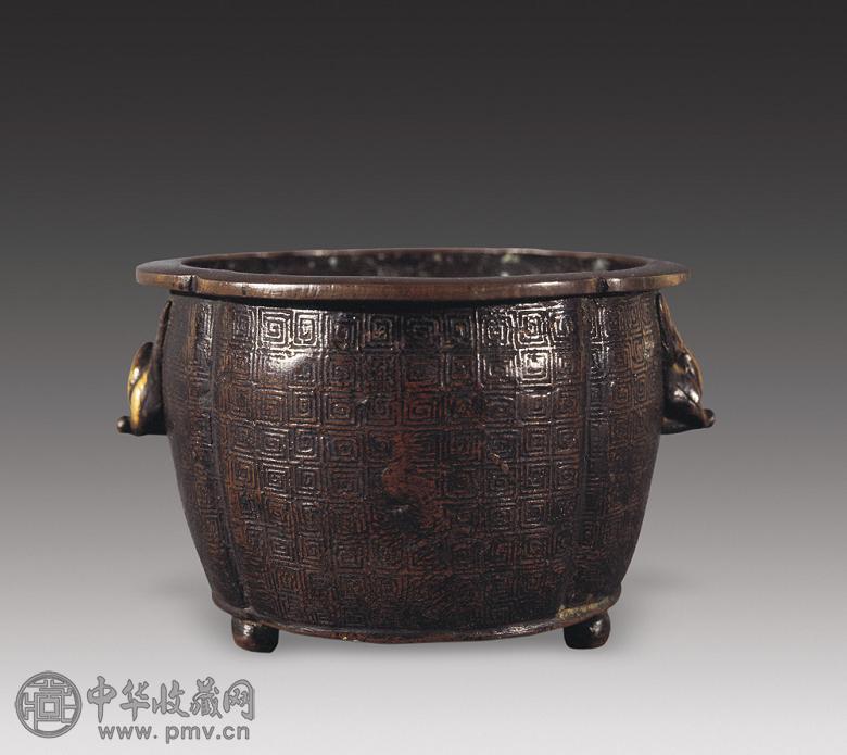 清中期 锦地纹寿桃耳如意三足炉