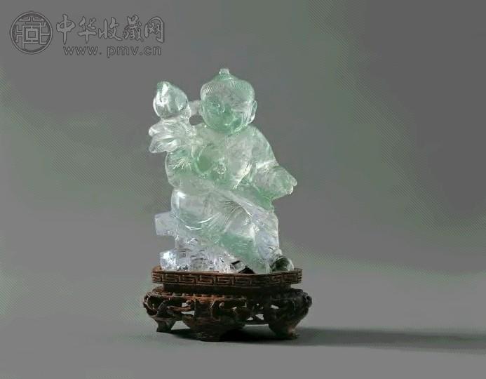 清 绿晶雕童子捧寿坐像