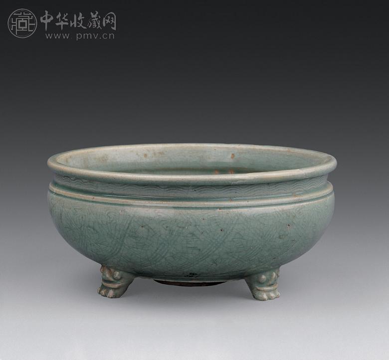 明 青釉划花兽头三足炉