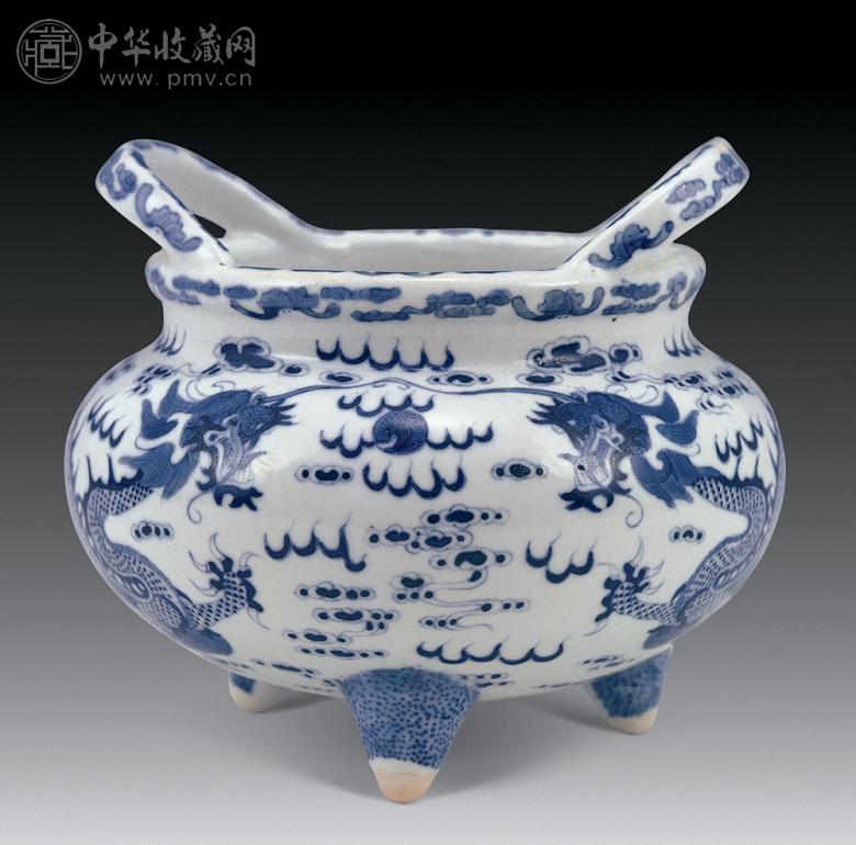 民国 青花双龙戏珠纹双耳三足炉