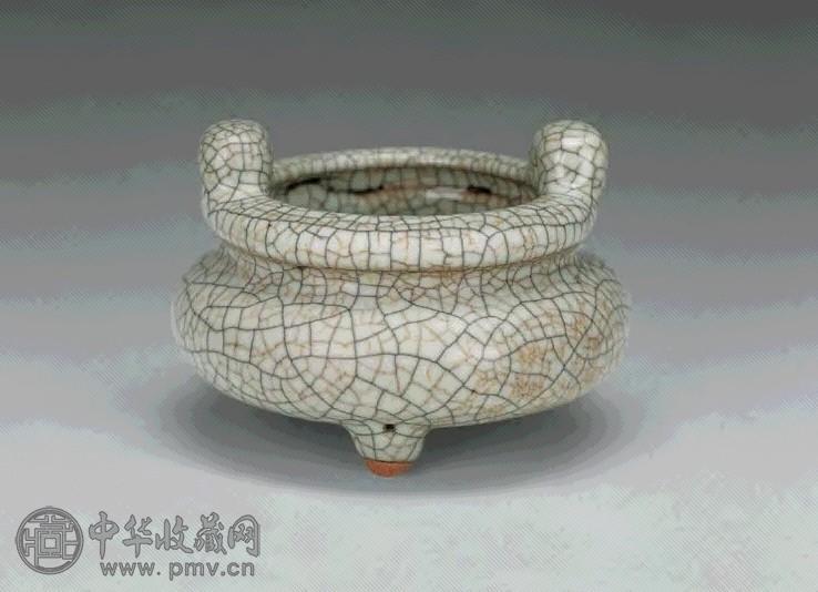 清 哥瓷竖耳三足炉