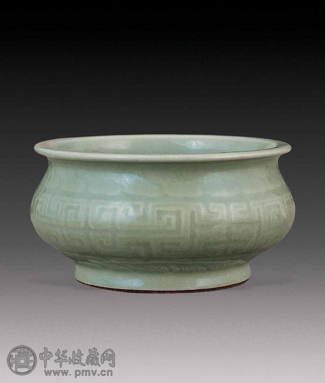 清 豆青暗刻夔龙炉