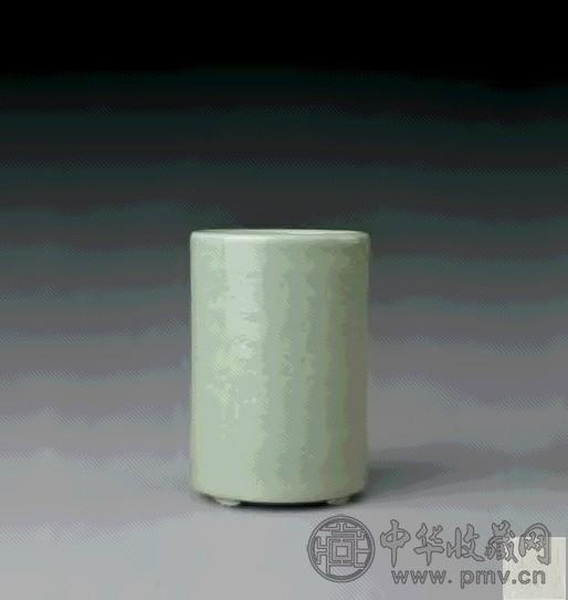 清乾隆 豆青釉云蝠纹笔筒