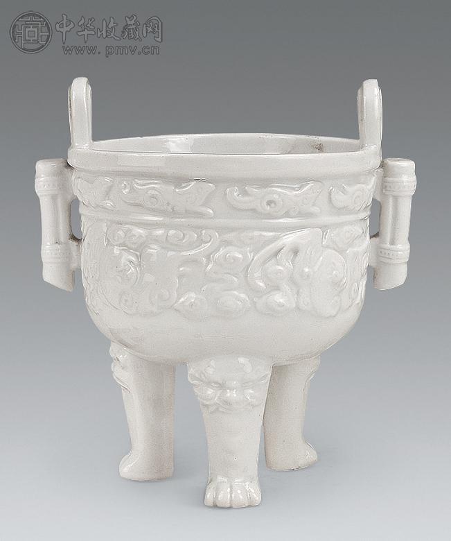 清 白釉三足双耳福纹炉