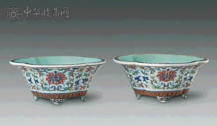 清乾隆 斗彩描金莲花纹花盆(1对)