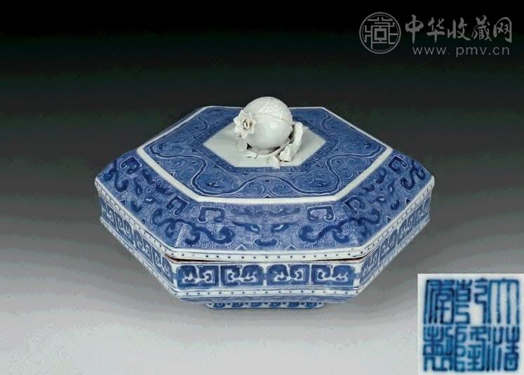 清乾隆 青花仿青铜器纹饰石榴钮盖盒