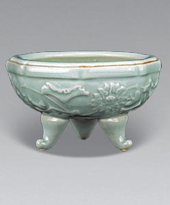 豆青釉刻莲纹炉