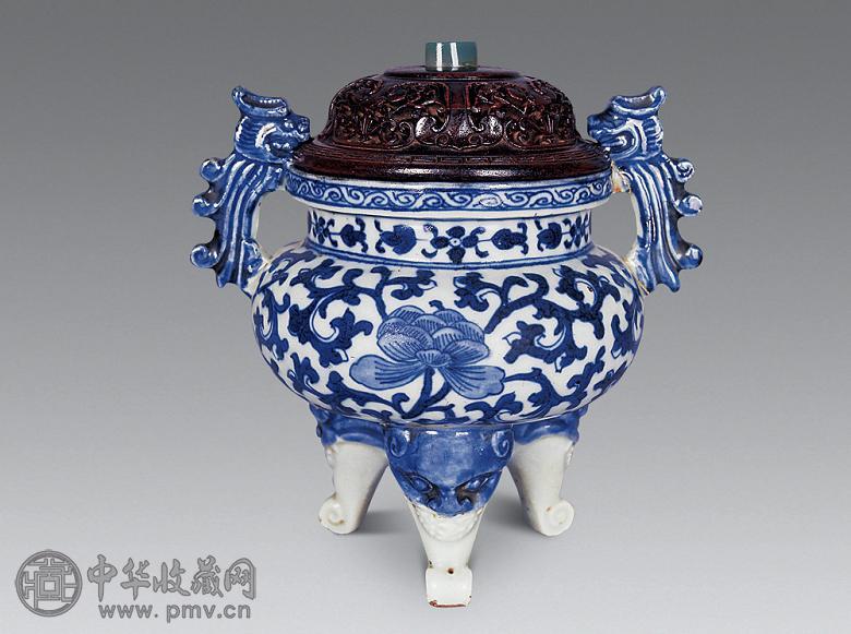 清中期 青花牡丹纹兽足龙耳三足炉 清中期 青花牡丹纹兽足龙耳三足炉