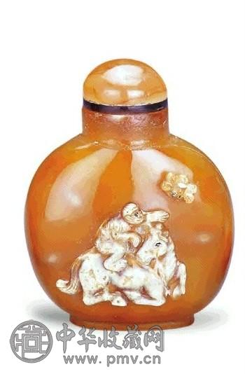 清 玛瑙巧雕马上封侯纹烟壶