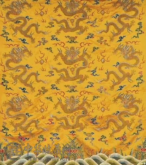 清 黄地绣九龙壁挂