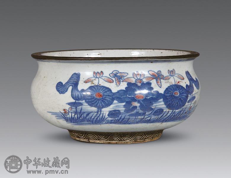 清 青花釉里红荷莲香炉 清 青花釉里红荷莲香炉
