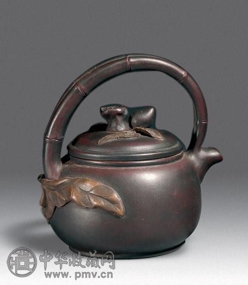 二十世纪 宜兴紫砂刻桃竹纹茶壶