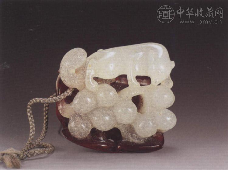 清 红白料松鼠葡萄坠
