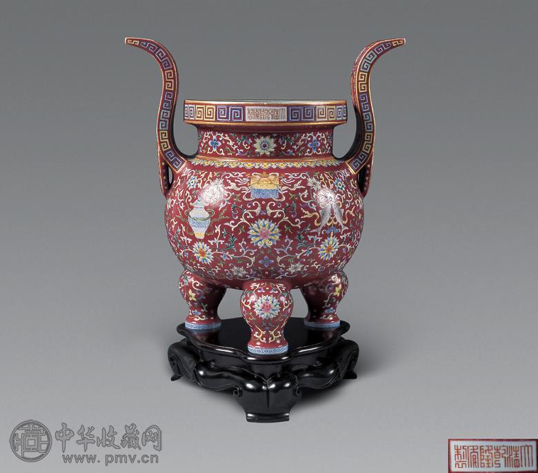 清乾隆 胭脂地粉彩八吉祥三足香炉