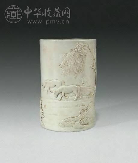 清同治 白釉雕瓷双骏图笔筒