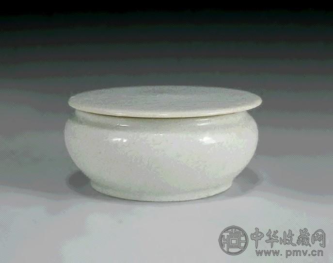 清 白釉暗刻花卉盖盒