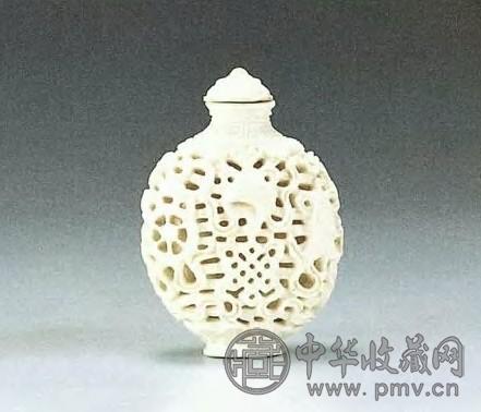 清道光 白釉八吉祥纹鼻烟壶