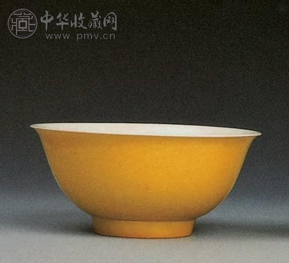 清康熙 黄釉划龙纹碗