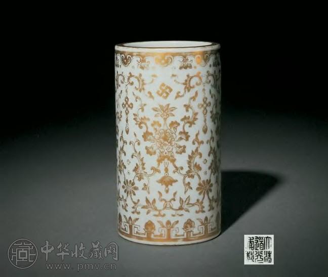 清道光 白地描金缠枝花卉纹笔筒