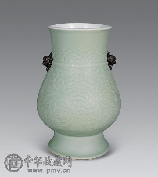 清康熙 豆青釉刻牡丹双兽耳尊