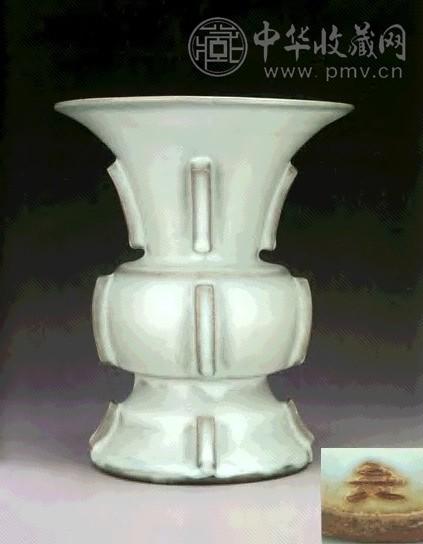 宋 钧窑月白釉出戟尊