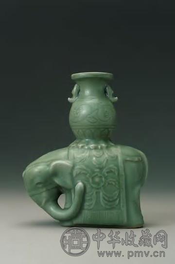 南宋 龙泉窑梅子青釉宝象驮瓶尊