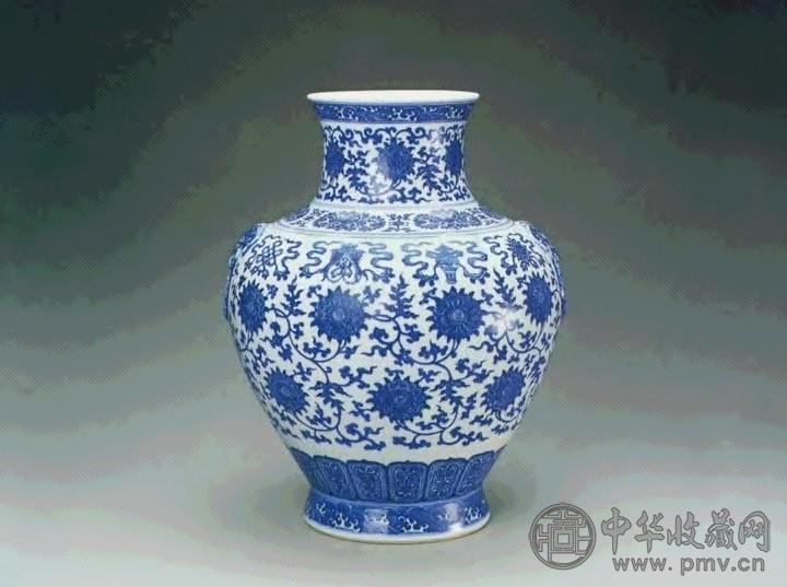 清乾隆 青花缠枝莲托八宝纹铺耳尊