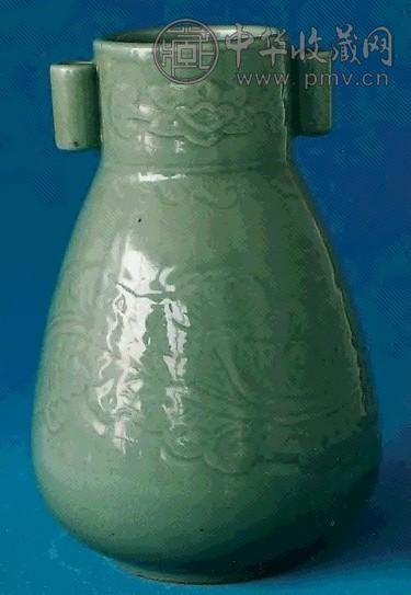 清早期 豆青釉刻花贯耳尊